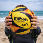 Balón Vóley Playa Wilson OPTX AVP Oficial – Máxima Visibilidad y Control Pro en Arena - Imagen 3